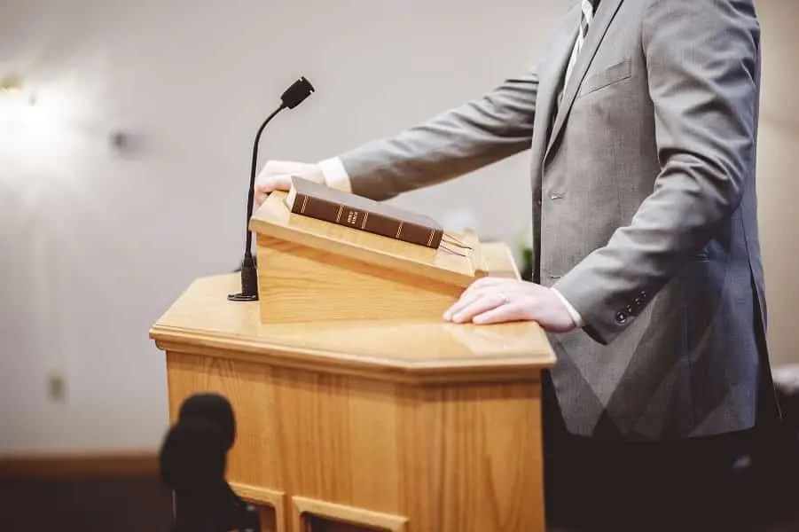pastor-pulpito-abuso