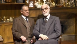 marcelo-airoldi-e-odilon-wagner-em-cena-de-a-ultima-sessao-de-freud-1729797796854_v2_900x506