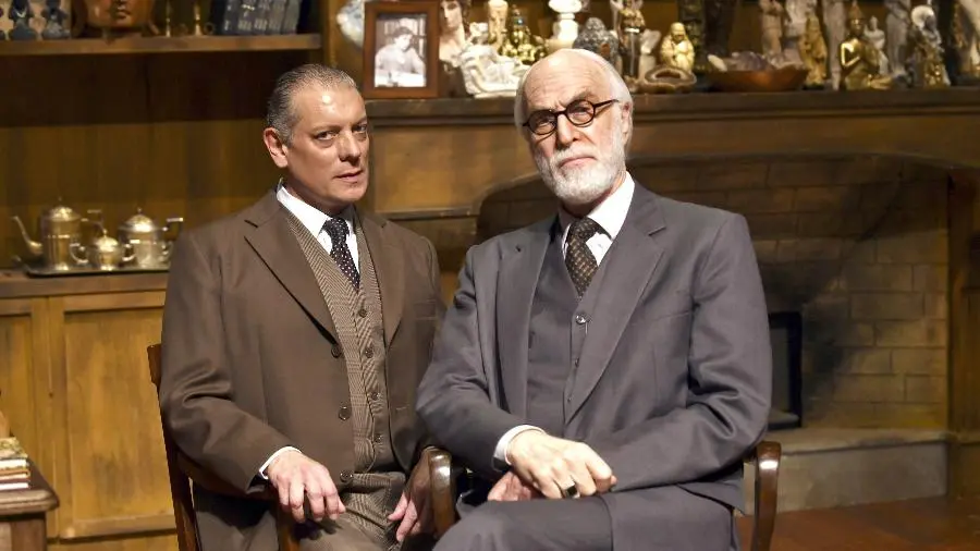 marcelo-airoldi-e-odilon-wagner-em-cena-de-a-ultima-sessao-de-freud-1729797796854_v2_900x506