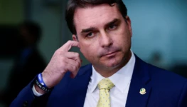 flavio-bolsonaro-cocando-ouvido