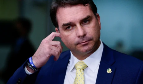 flavio-bolsonaro-cocando-ouvido