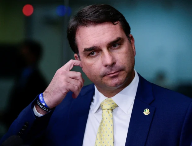 flavio-bolsonaro-cocando-ouvido