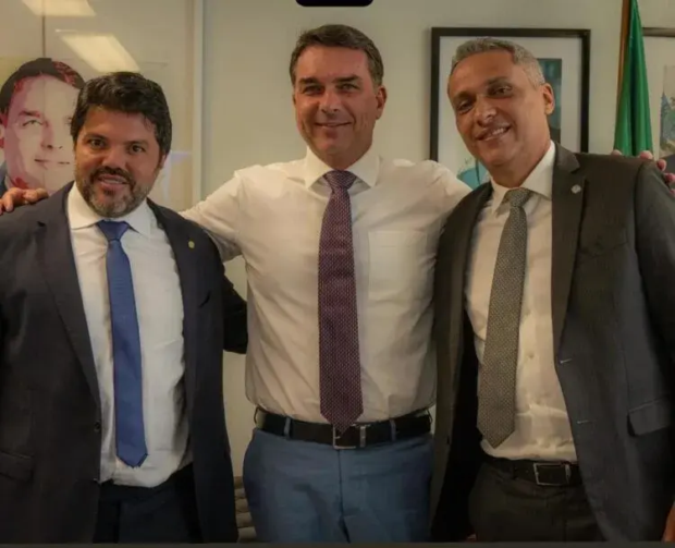 Marcio Corrêa e Flávio Bolsonaro e Gustavo Gayer Foto Divulgação