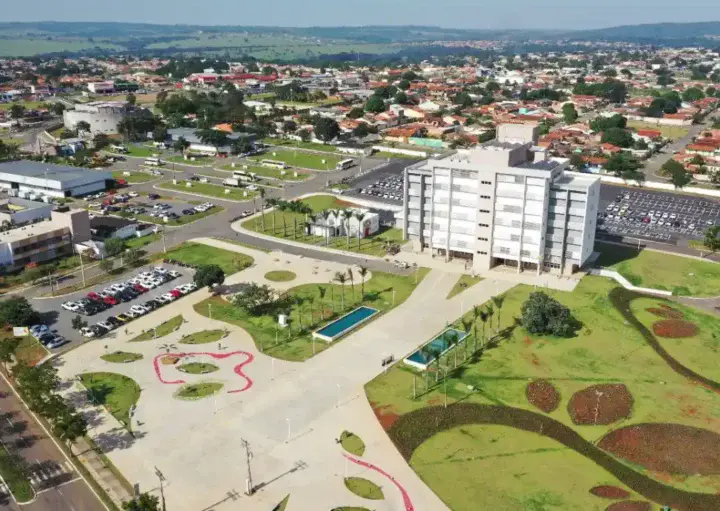 Coisas-legais-para-fazer-em-Aparecida-de-Goiania-Praca-da-Cidade-Administrativa-720x511