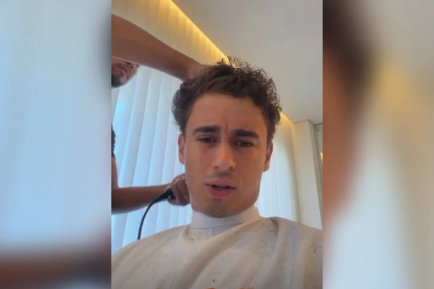 nikolas-cortando-cabelo