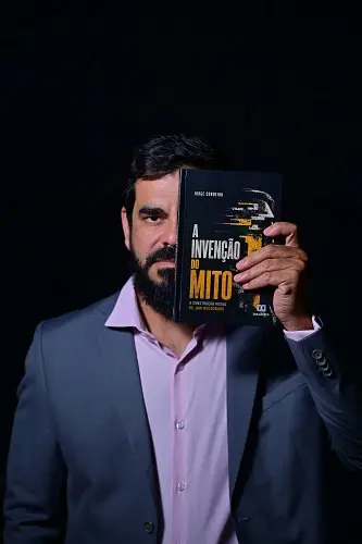 Jorge Cordeiro com a capa do livro ok500