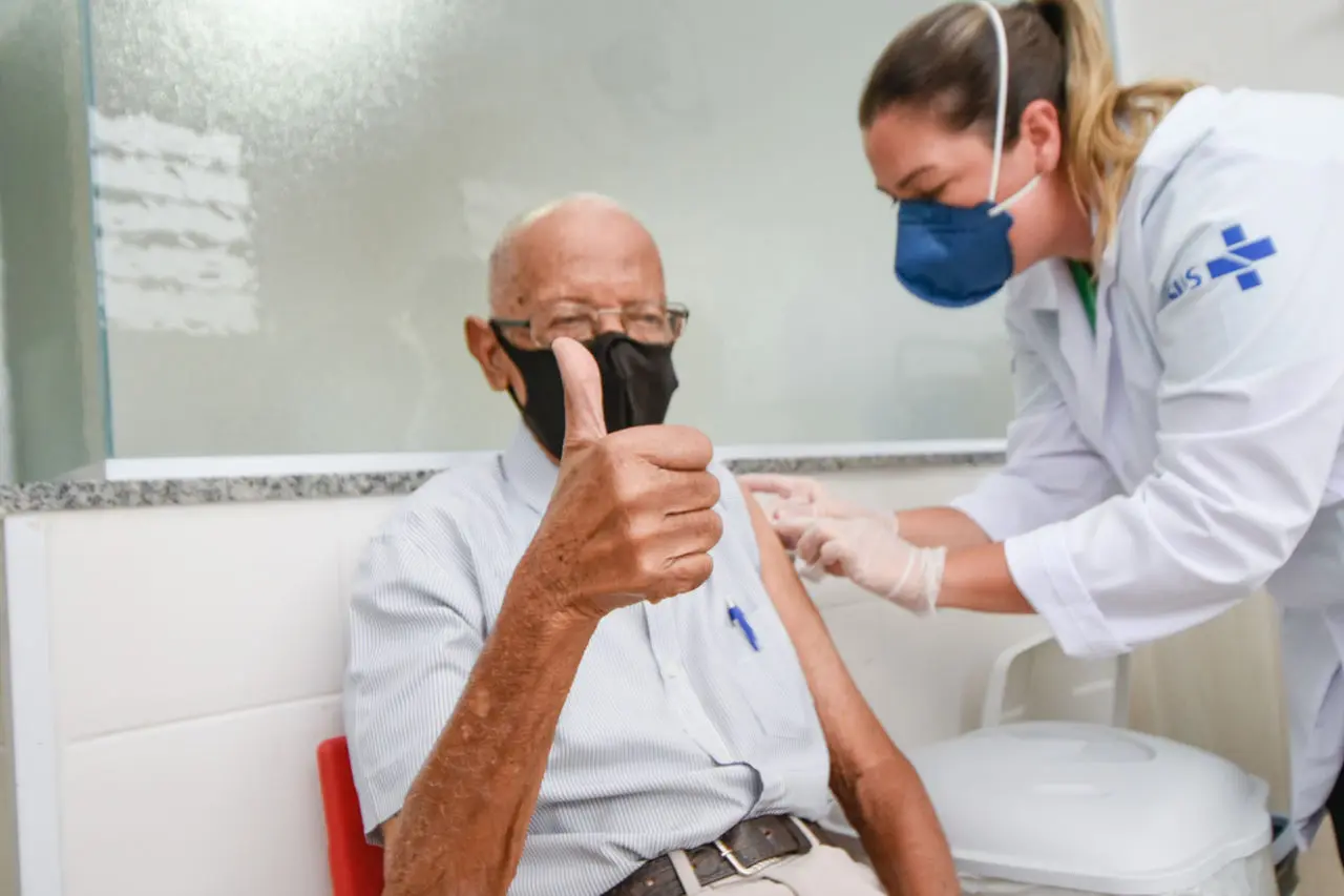 SUS começa a oferecer nova vacina contra pneumonia para idosos; veja quem pode receber