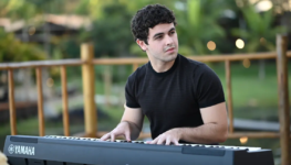 O cantor goiano VIICC fará um show especial na Universidade americana em que se formou, na noite desta quarta (16-9). Mais infos da LIVE em viiccofficial.com (1 (3)