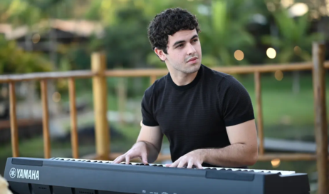 O cantor goiano VIICC fará um show especial na Universidade americana em que se formou, na noite desta quarta (16-9). Mais infos da LIVE em viiccofficial.com (1 (3)