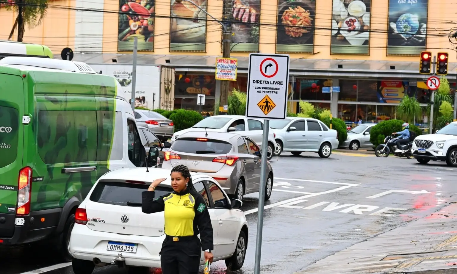 Goiânia reforça placas de Direita Livre em 84 cruzamentos; saiba onde é permitido virar no vermelho