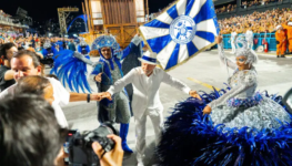 Lula-no-desfile-scaled-e1771542927447-830x468