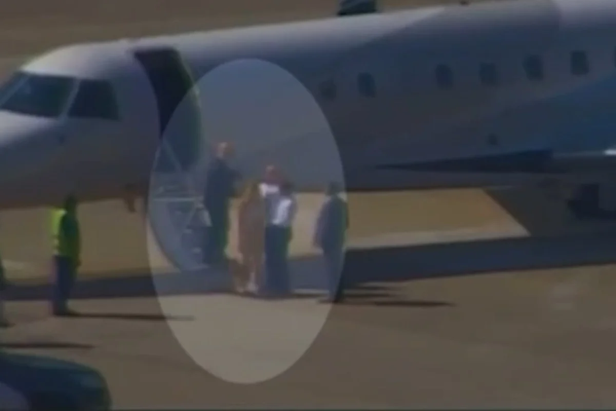 Vídeo mostra Moraes e esposa desembarcando de jatinho de empresa ligada a Vorcaro, no Rio de Janeiro