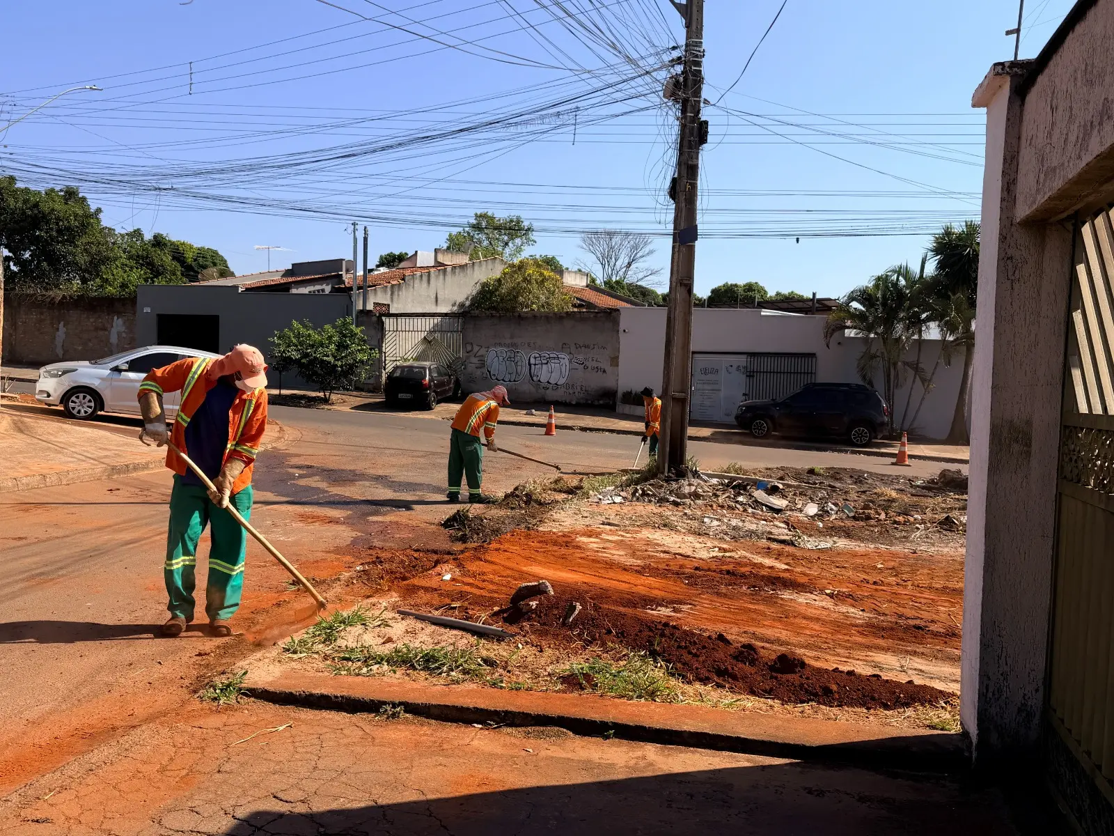 Mato alto, lixo e entulho levam a intervenções em 817 lotes de Goiânia