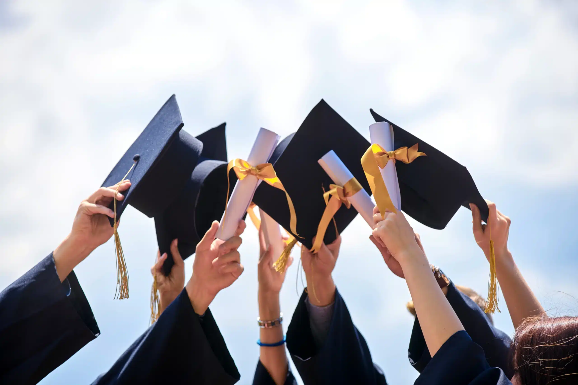 diploma-universidade-beneficios-graduacao-emprego-scaled
