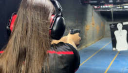 1773094581-mulher-arma