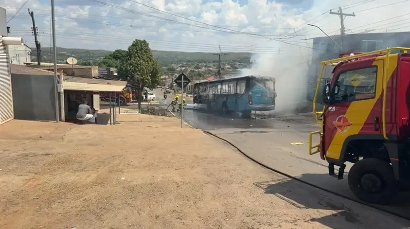 Incêndio destrói ônibus e atinge fachada de comércio no centro de Santo Antônio do Descoberto