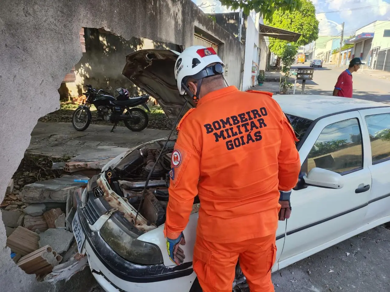 Carro bate contra muro de residência e motorista fica ferido em Caldas Novas