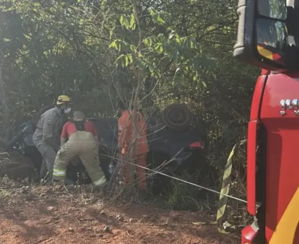 Mulher morre após carro sair da estrada e capotar em Palmeiras de Goiás