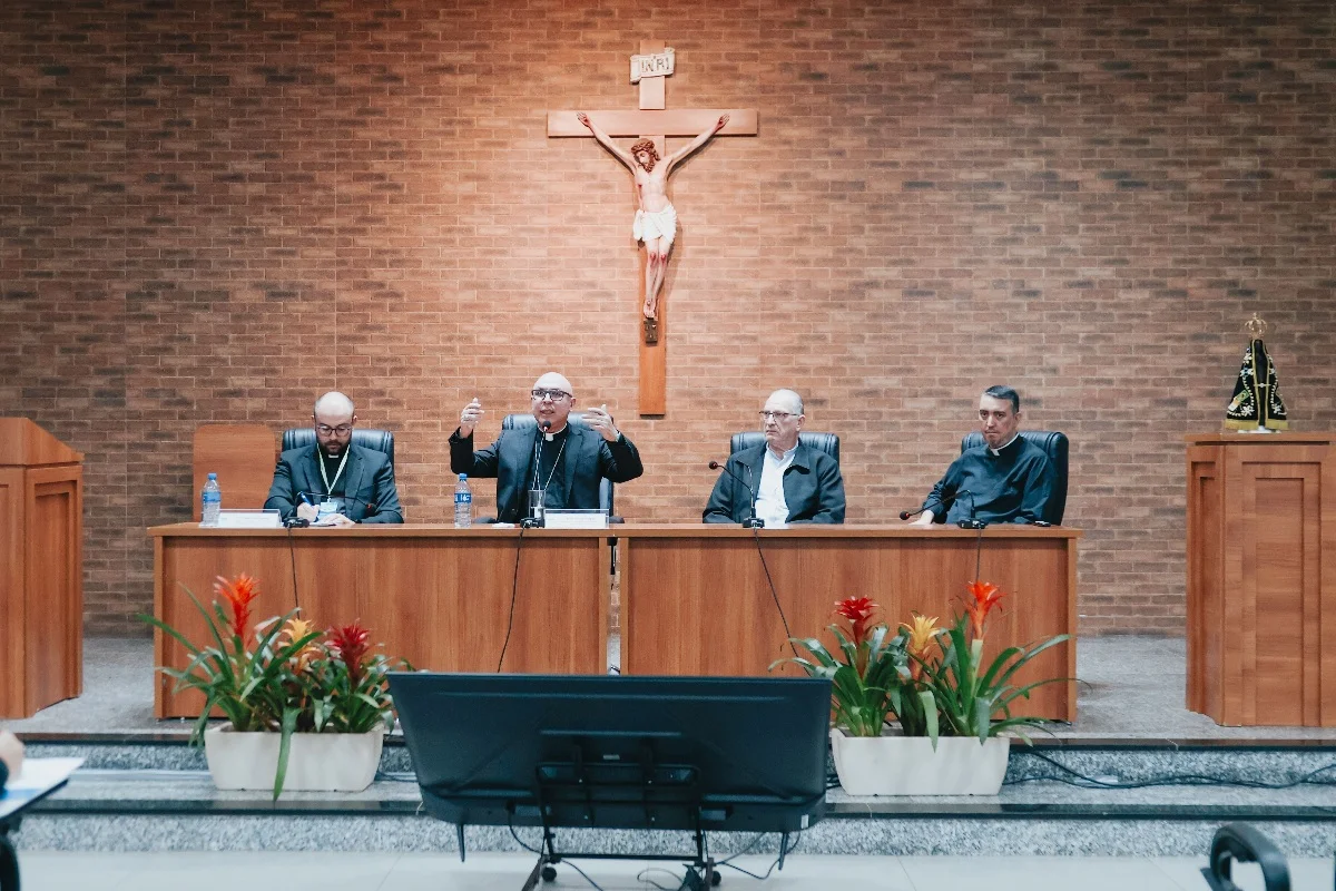 Conferência Nacional dos Bispos nega participação em fake news sobre Nossa Senhora Aparecida após acusação de Flávio Bolsonaro