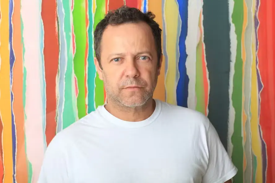 Vik Muniz transforma cédulas descartadas em onças, araras e paisagens; exposição chega a Goiânia