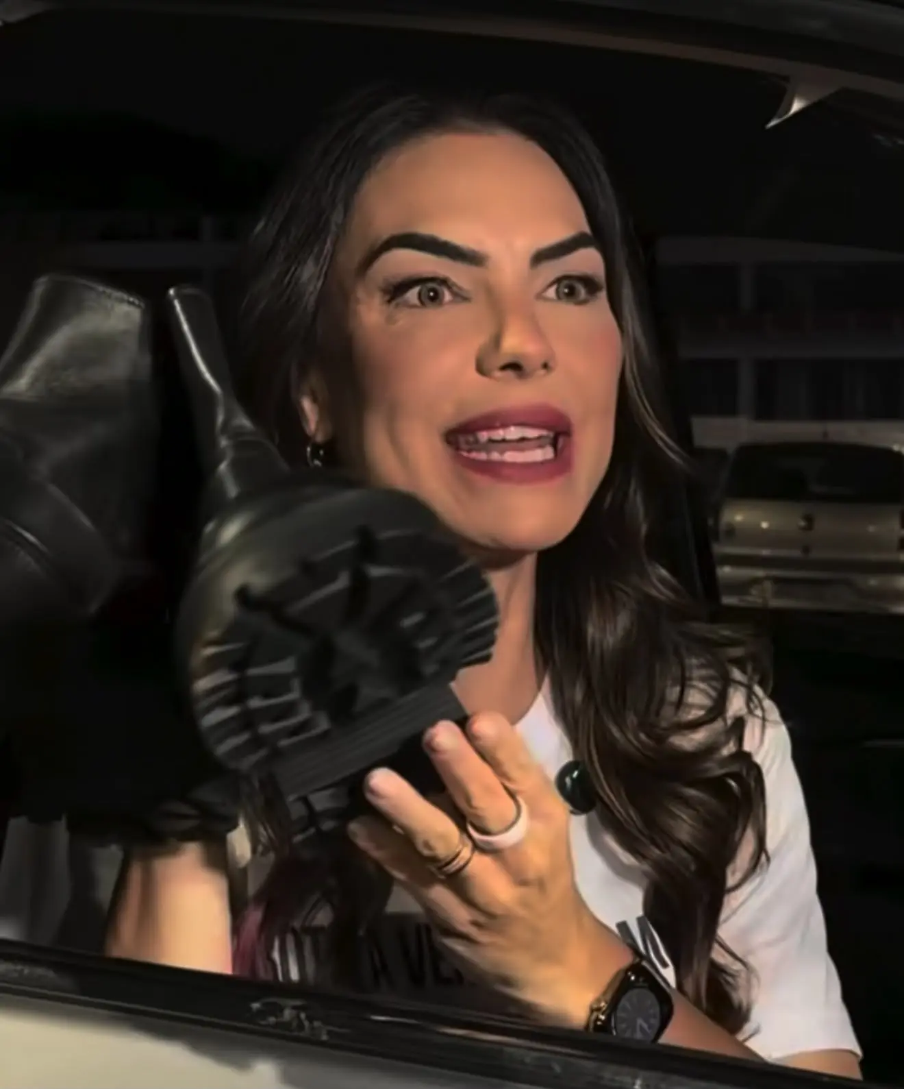 Com botina de Celina nas mãos, Paula Belmonte volta a cobrar explicações sobre R$ 1,4 milhão e BRB