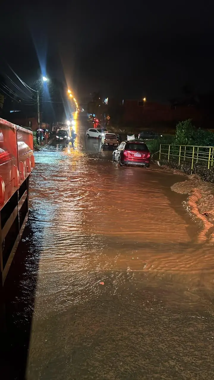 Idoso é resgatado de carro ilhado após ponte ser tomada por correnteza em Jataí