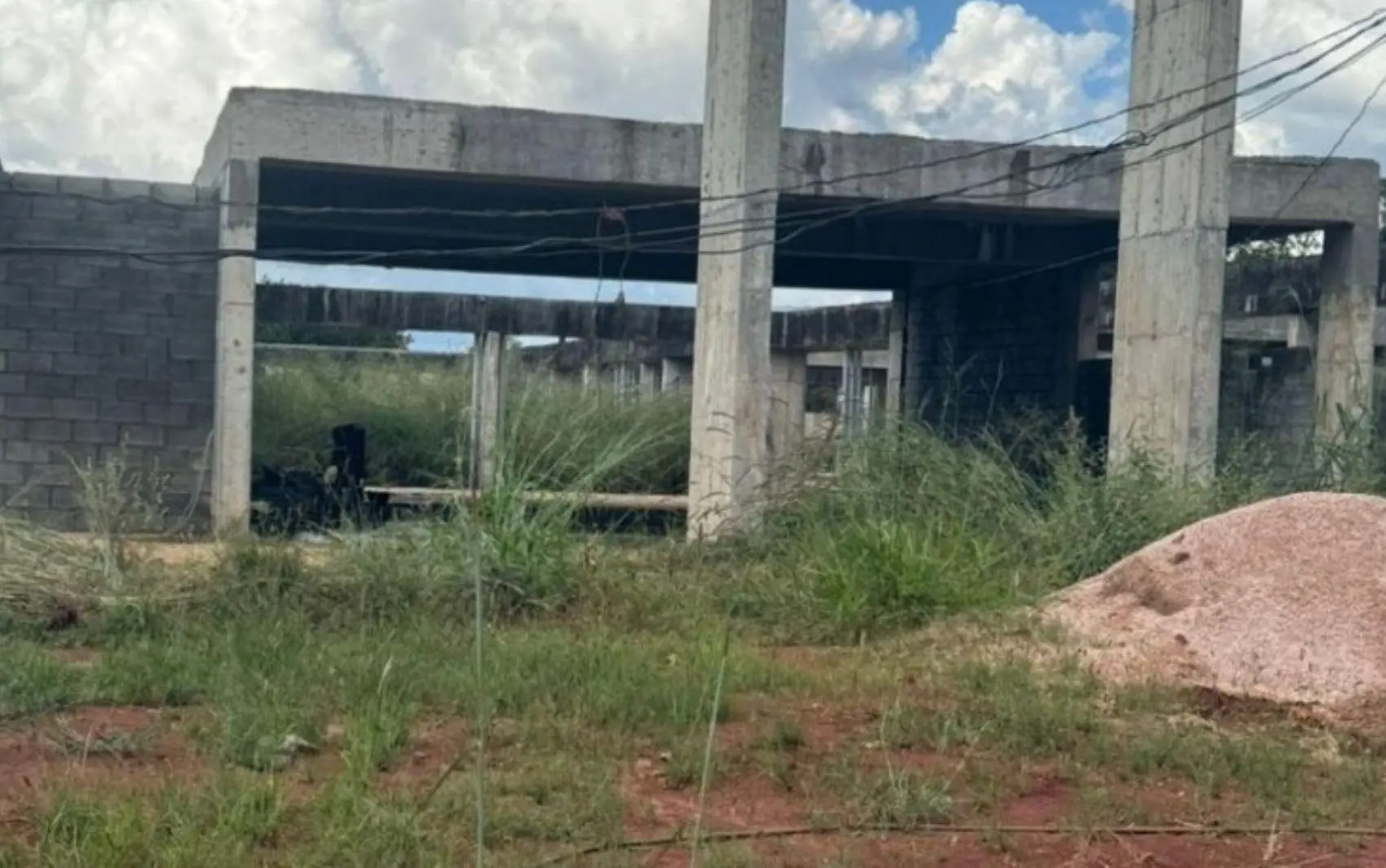 Paralisada desde 2025, Casa da Mulher Brasileira terá nova construtora em Goiânia