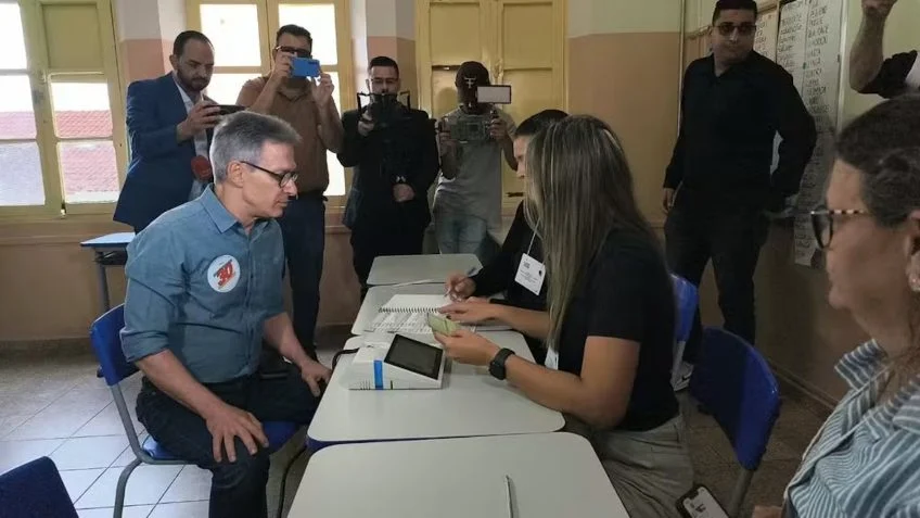 Câmeras flagram Zema com celular ao entrar em cabine de votação; vídeo
