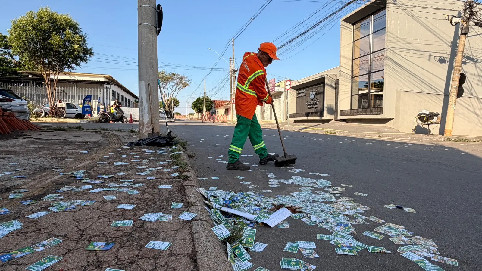 Santinhos tomam ruas de Goiânia, e limpeza mobiliza 966 trabalhadores neste domingo