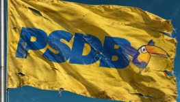 Bandeira PSDB Amarela Desgastada ao Vento