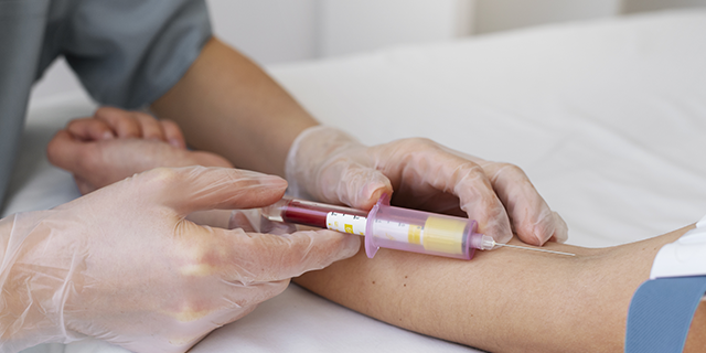 Exame de sangue que identifica sinais de mais de 50 tipos de câncer chega ao Brasil; saiba o valor