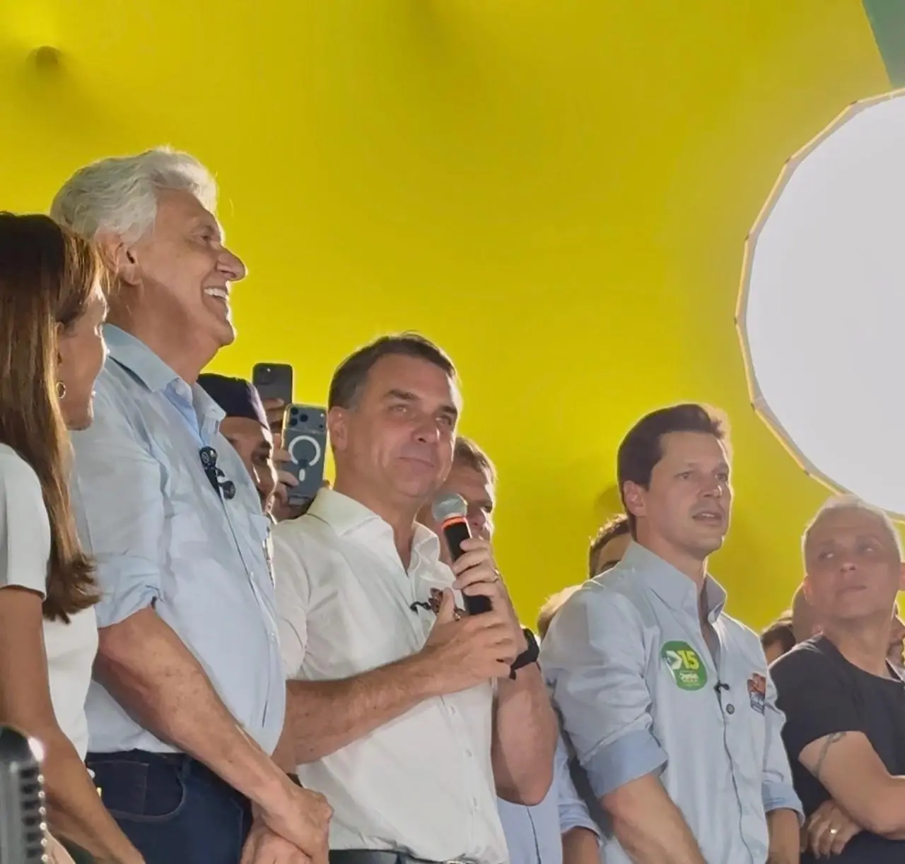 Aliança de Caiado, Daniel e Flávio Bolsonaro reconfigura direita em Goiás