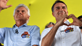 Líderes em palco com gestos de apoio