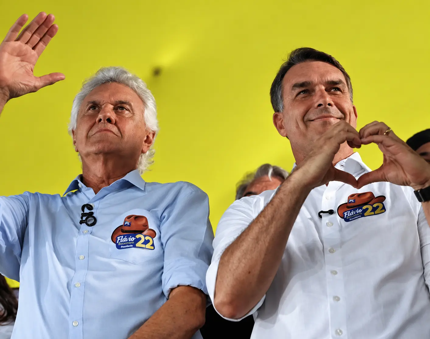 1791375839-lideres-em-palco-com-gestos-de-apoio.webp