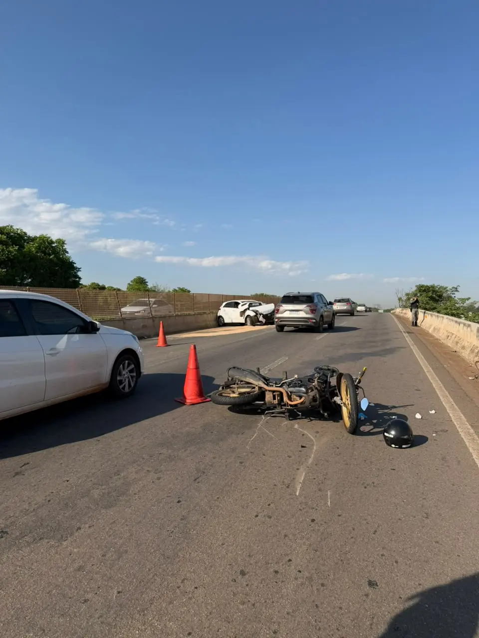 Dois motoqueiros ficam gravemente feridos após acidente com carro em Goiânia
