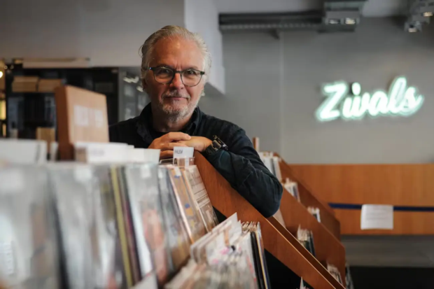 Fernando Laviz 1300 é o dueño de Libreria Zivals Foto de guadalupe lombardo Página 12