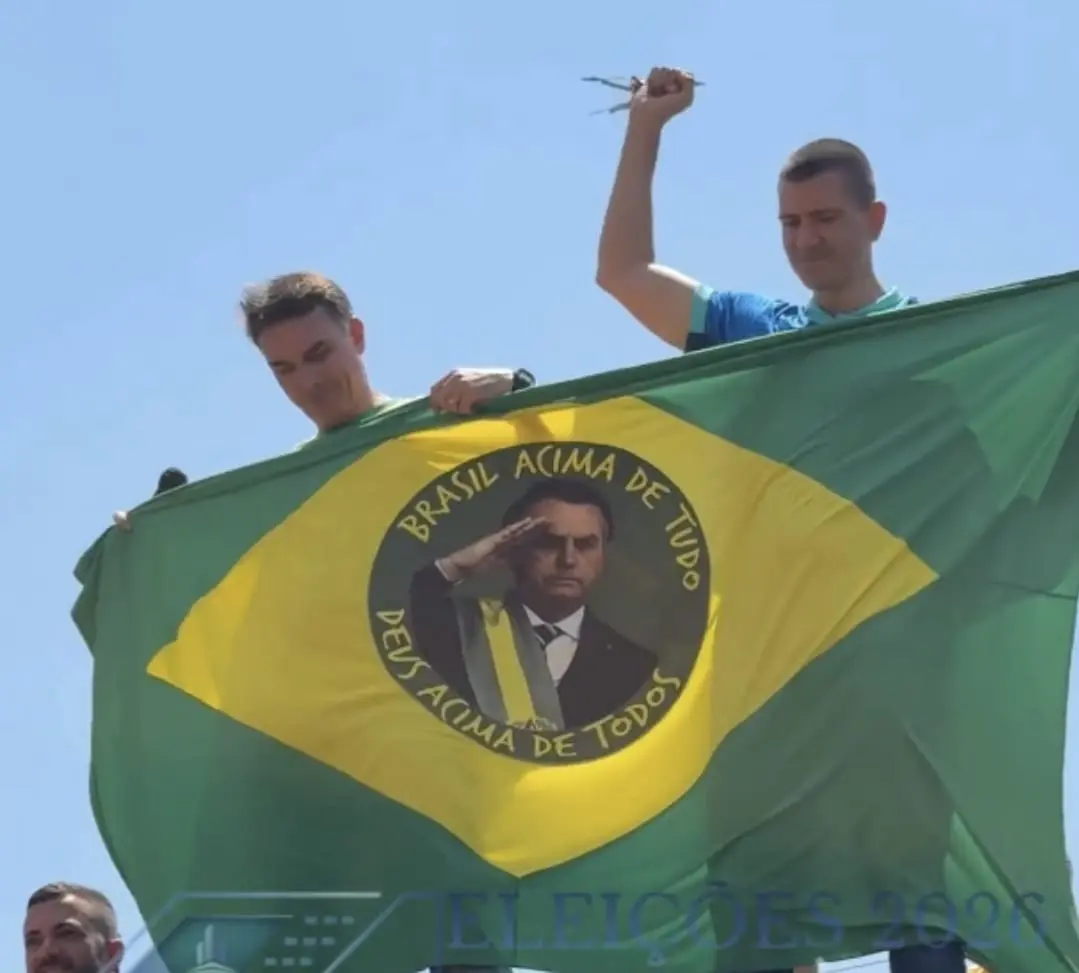 Flávio Bolsonaro promete que Jair Bolsonaro colocará faixa presidencial nele caso seja eleito
