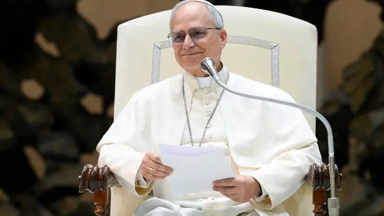Papa Leão XIV é internado em Roma para cirurgia no pulmão