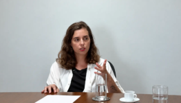 Mulher ao microfone em escritório