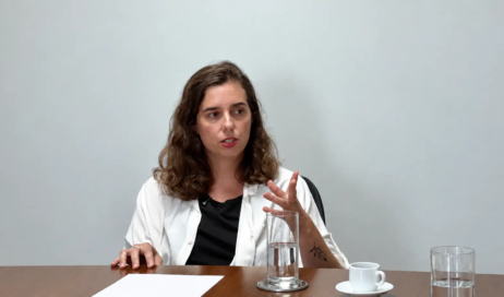 Mulher ao microfone em escritório