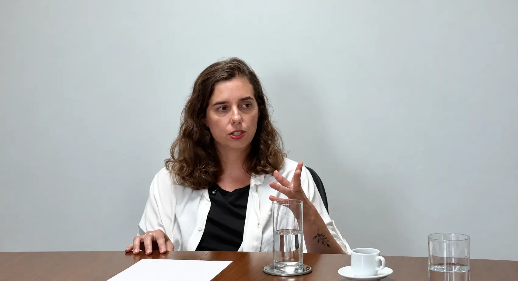 Mulher ao microfone em escritório