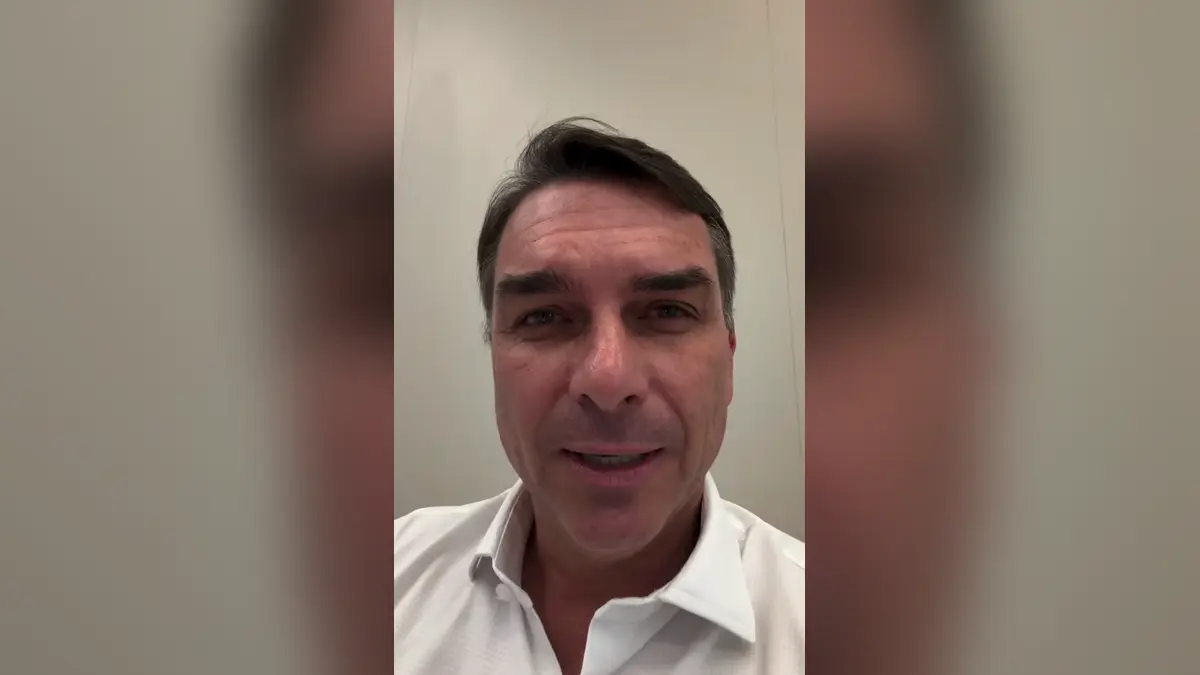 Flávio Bolsonaro confirma presença em debate da Band após Lula aceitar convite