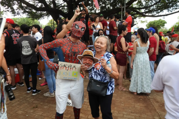 Rita Bastos e o homem Aranha Foto de Euler de França Belém 11 de outubro de 2026 Praça Universitária1300