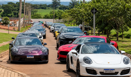 Comboio de Luxo em Estrada Verde