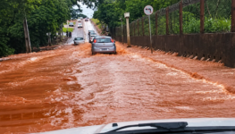 Alagamento urbano com carros na correnteza