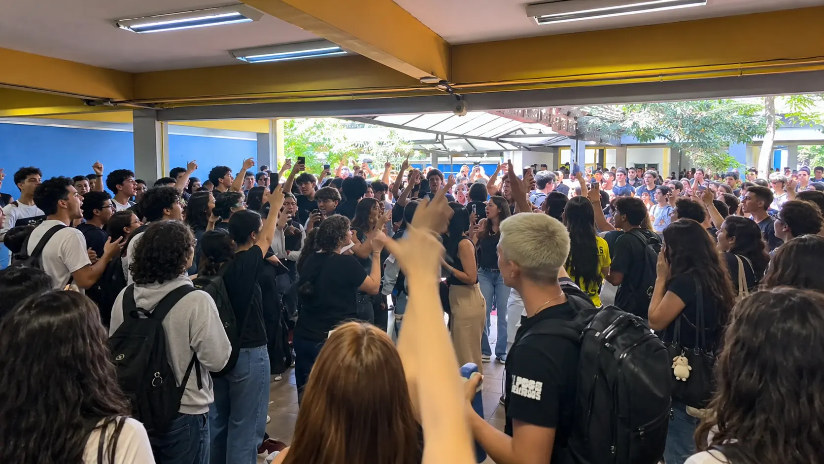 Estudantes pró-Lula e pró-Flávio Bolsonaro trocam gritos na PUC Goiás