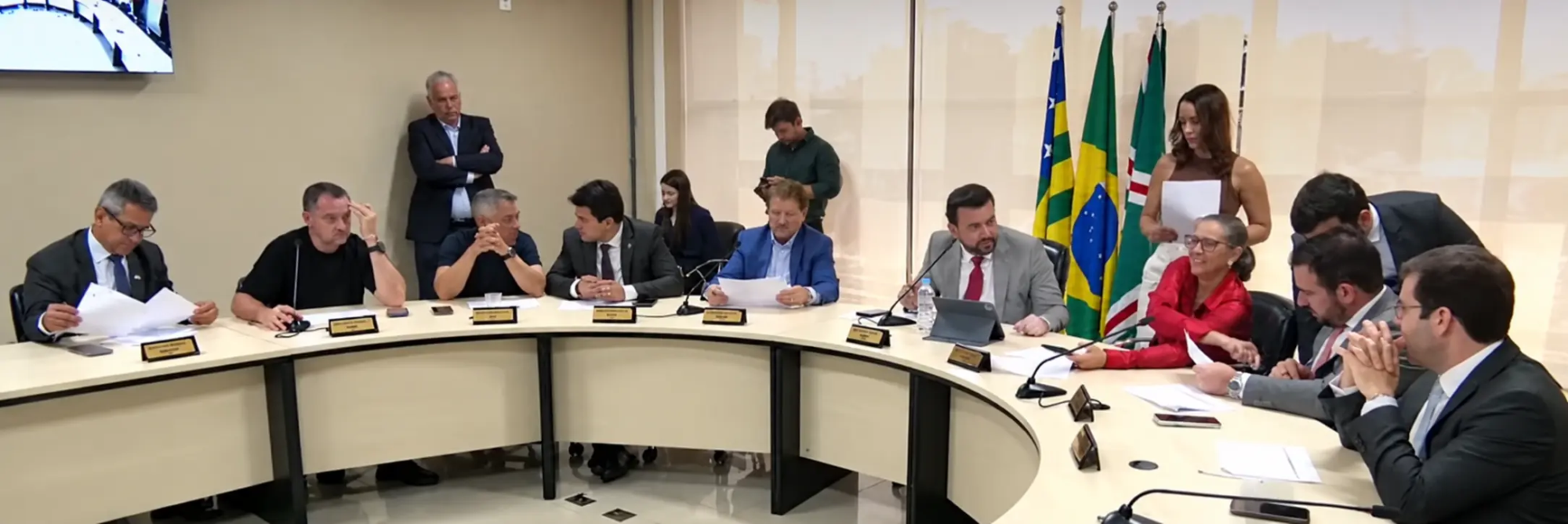 1792597093-reuniao-formal-com-bandeiras-brasileiras-scaled.webp