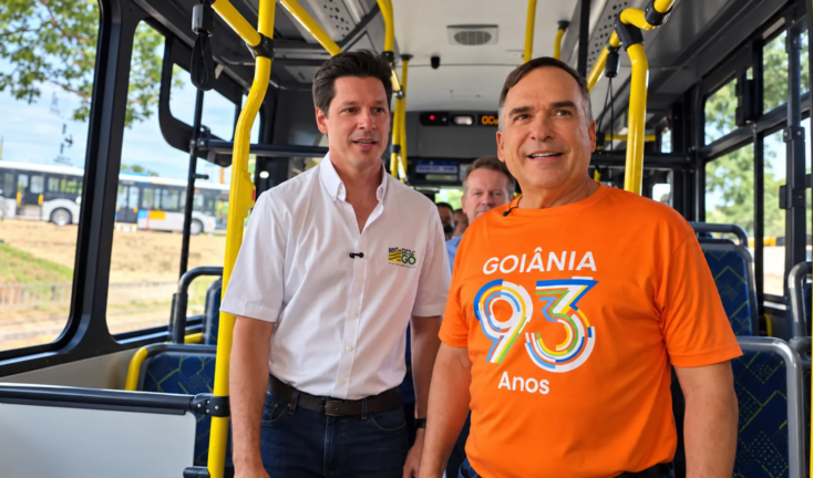 Visita oficial em ônibus urbano
