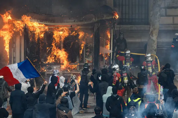 França prende 135 pessoas durante nova onda de protestos e mobiliza 70 mil policiais para conter violência - Foto