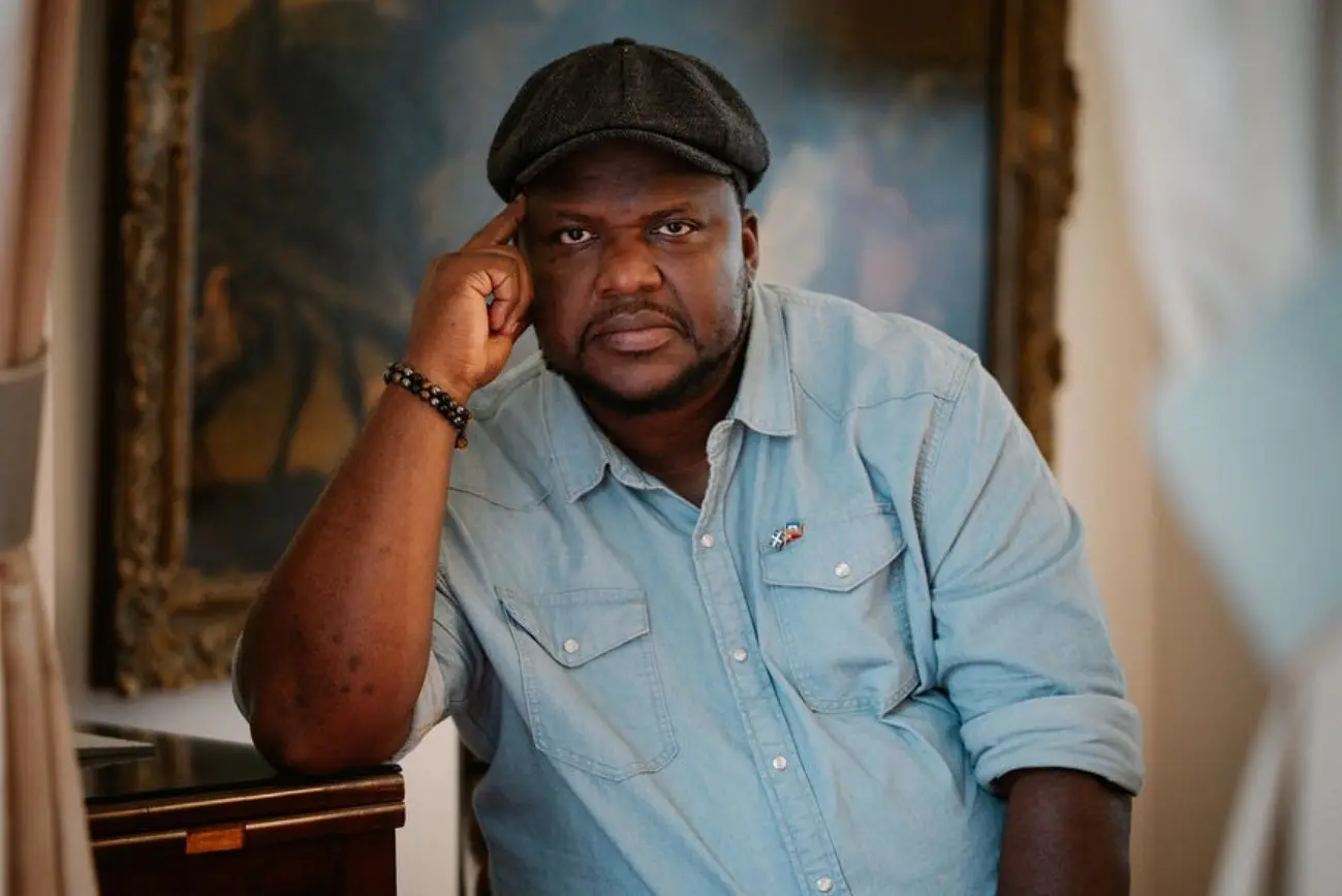 Haitiano-canadense, Thélyson Orélien usa IA para escrever romance e é excluído do prêmio Goncourt